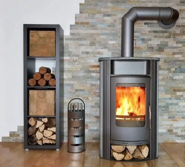 C'est notre unique mode de chauffage : ce couple chauffe toute sa maison  avec une cheminée