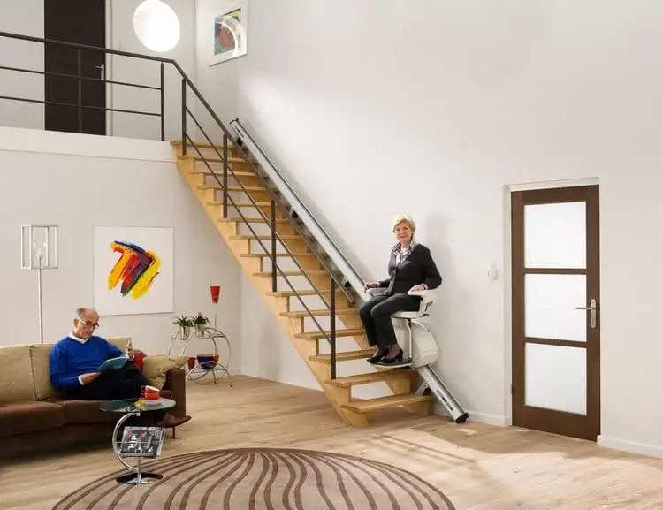 Le monte-escalier électrique : la solution antichute pour accéder aux  étages sans effort